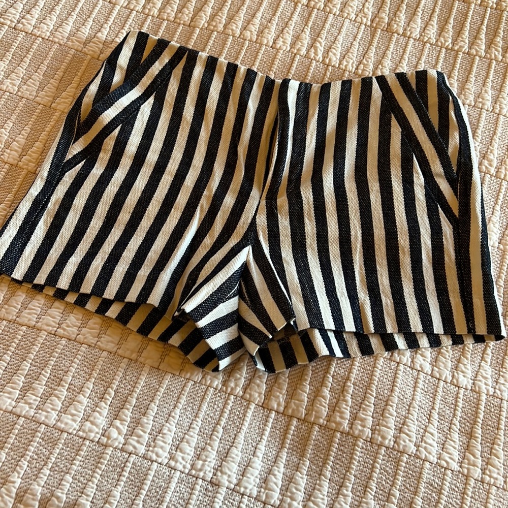 Banana republic 00P petite blue and white striped shorts